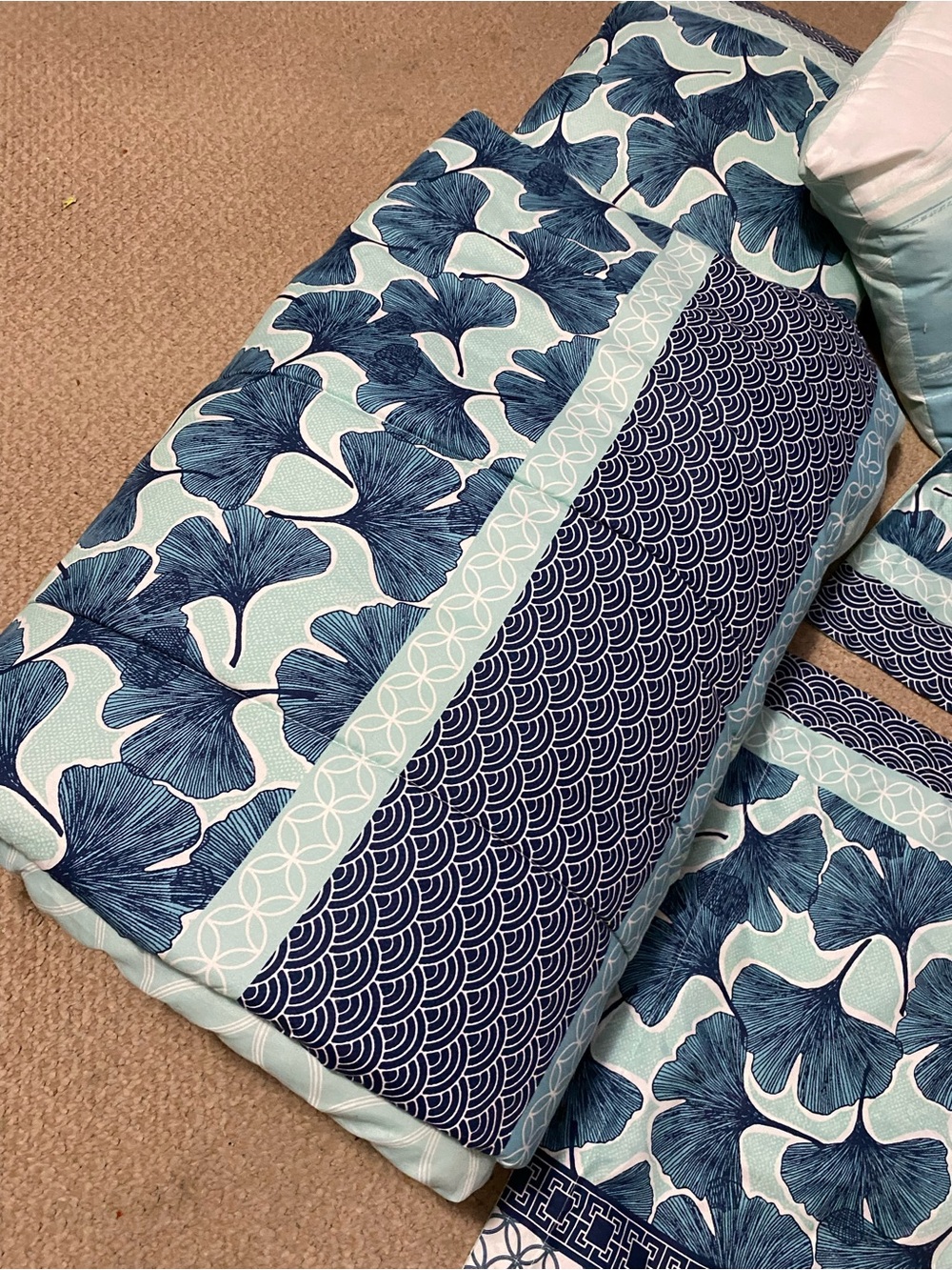 Blue Floral Pattern queen comforter w/ 2 matching shams & 2 match decor pillows - Picture 8 of 15